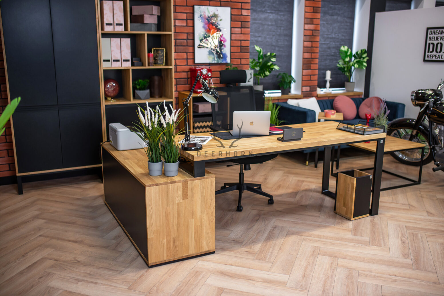 desk-for-graphics stůl s dlouhou dřevěnou deskou