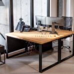 kancelářský nábytek s dřevěnými deskami