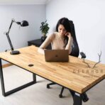 stůl s dřevěnou deskou