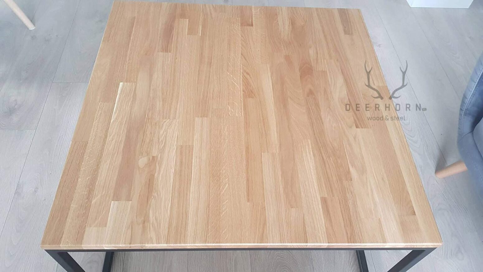 table_with_wood_top stůl s dřevěnou deskou