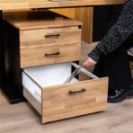 stylová kancelářská skříň z masivního dřeva