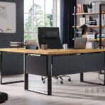 rohový stůl s dřevěnou deskou