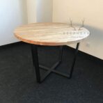kulatý stůl s dřevěnou deskou