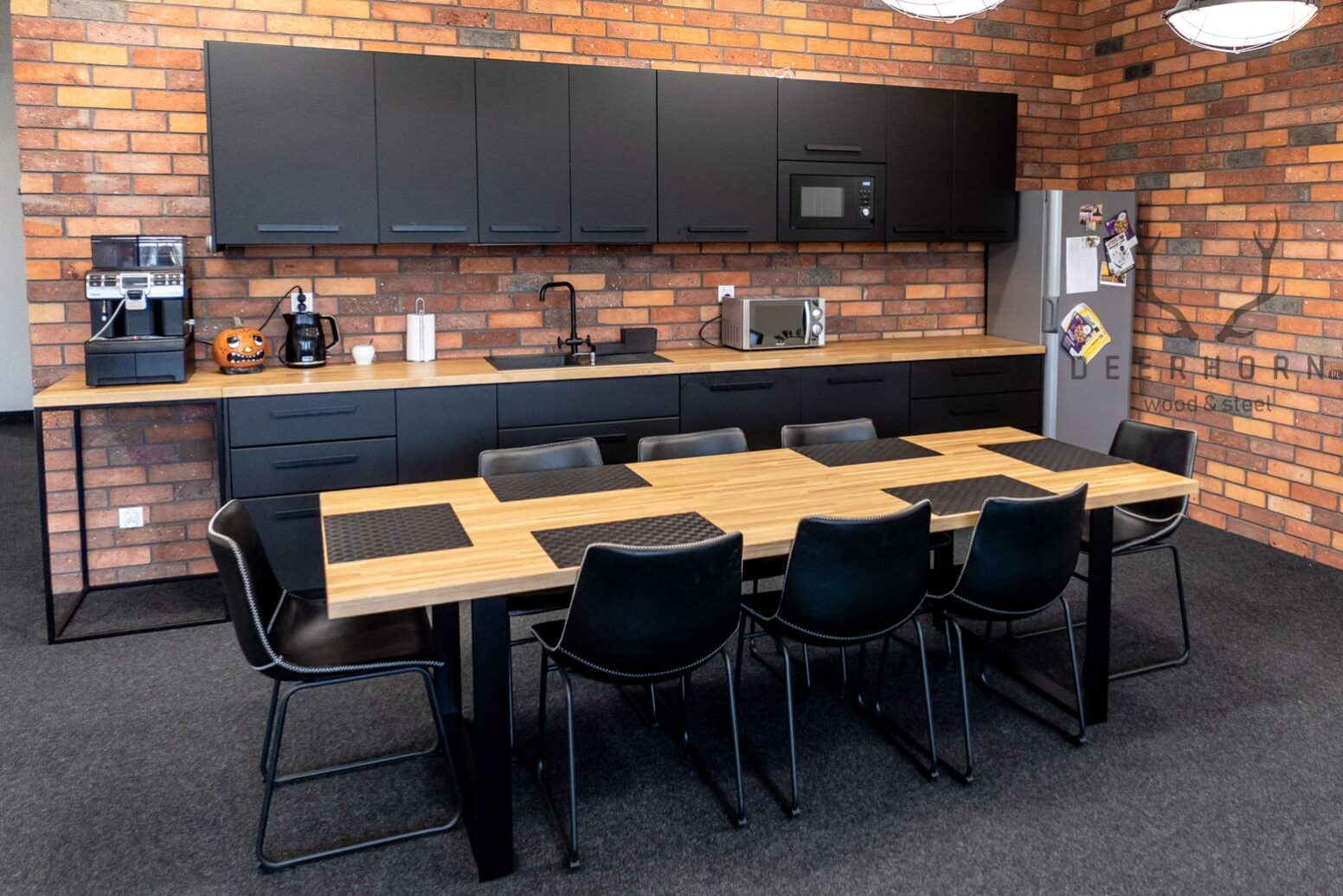 kuchyňský_stůl_s_dřevěnou_deskou Kuchyňský stůl s dřevěnou deskou