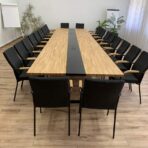 konferenční stůl s dřevěnou deskou