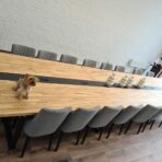 konferenční stůl s dřevěnou deskou