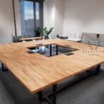 konferenční stůl s dřevěnou deskou