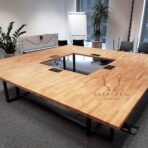 konferenční stůl s dřevěnou deskou
