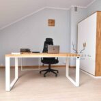 bílý stůl s dřevěnou deskou