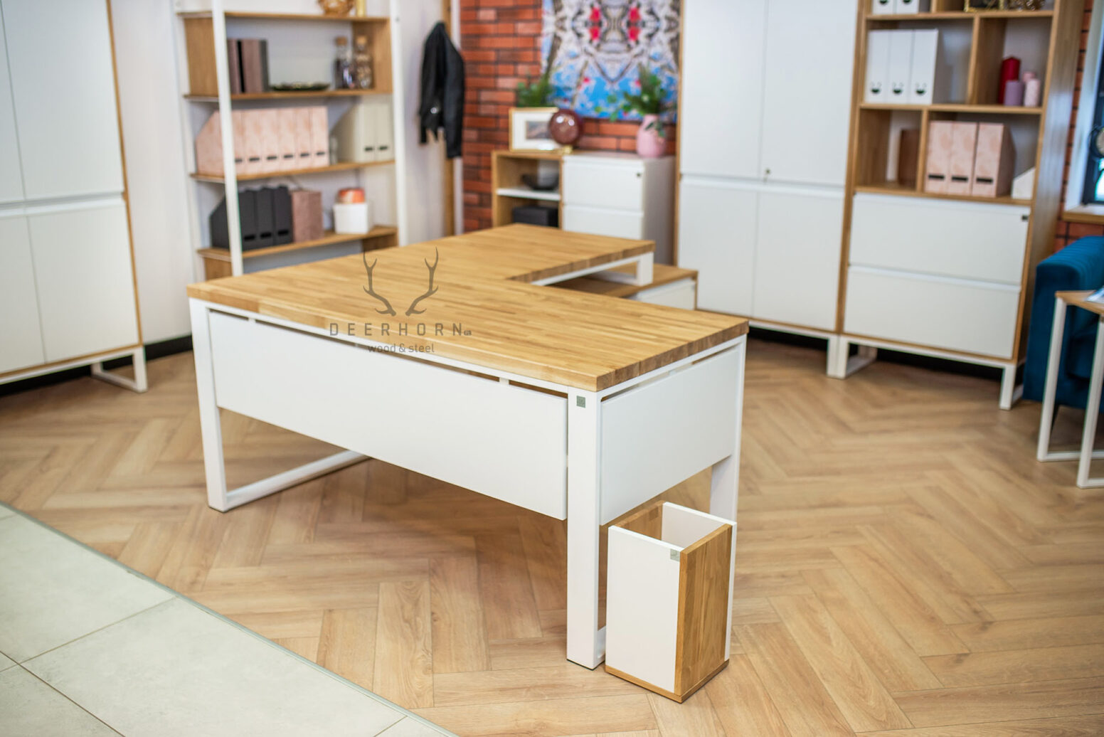 bílý_kancelářský_nábytek rohový psací stůl bílý s dřevěnou deskou