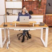 bílý dřevěný stůl s dřevěnou deskou
