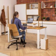 ergonomický bílý stůl s dřevěnou deskou