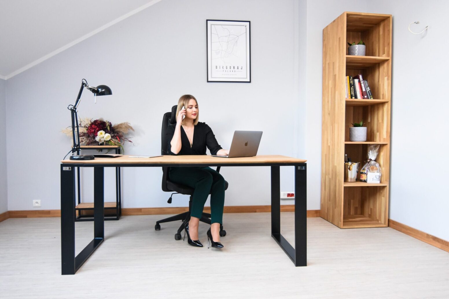 stůl-tenký-s-plochou-vrchní-plochou štíhlý stůl s plochou deskou