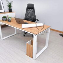 stůl s dřevěnou deskou