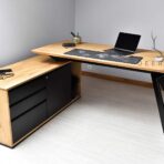 stůl s podseknutou deskou