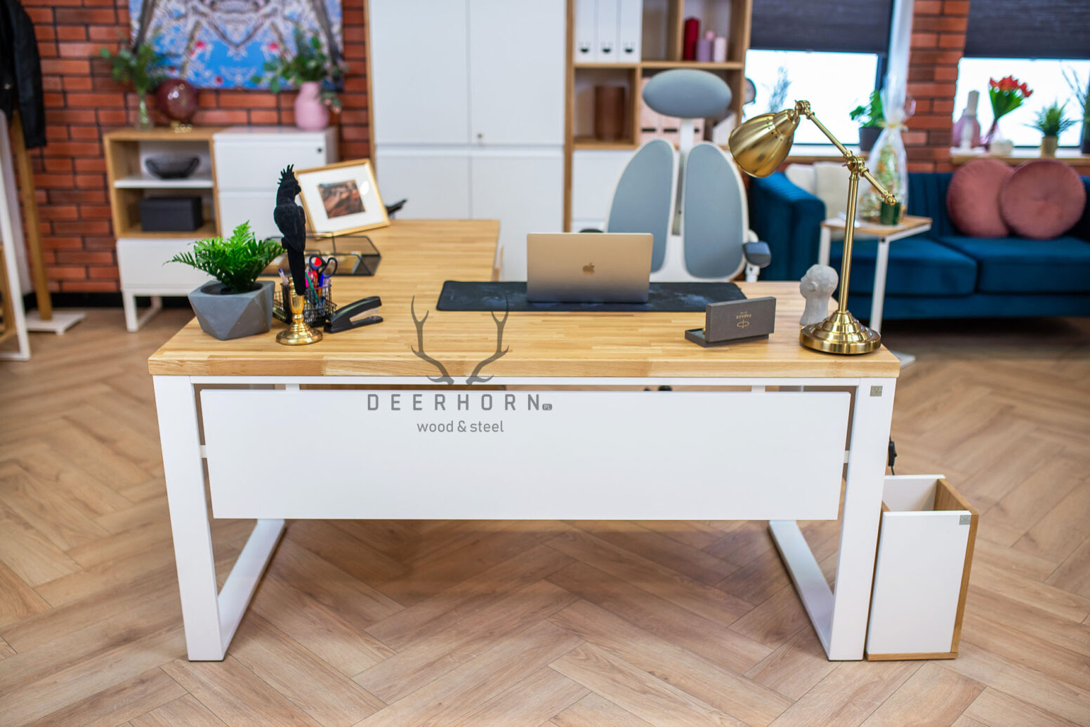 solid_desk bílý stůl s příslušenstvím nahoře
