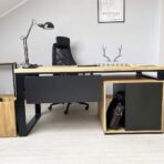 stůl s dubovou deskou