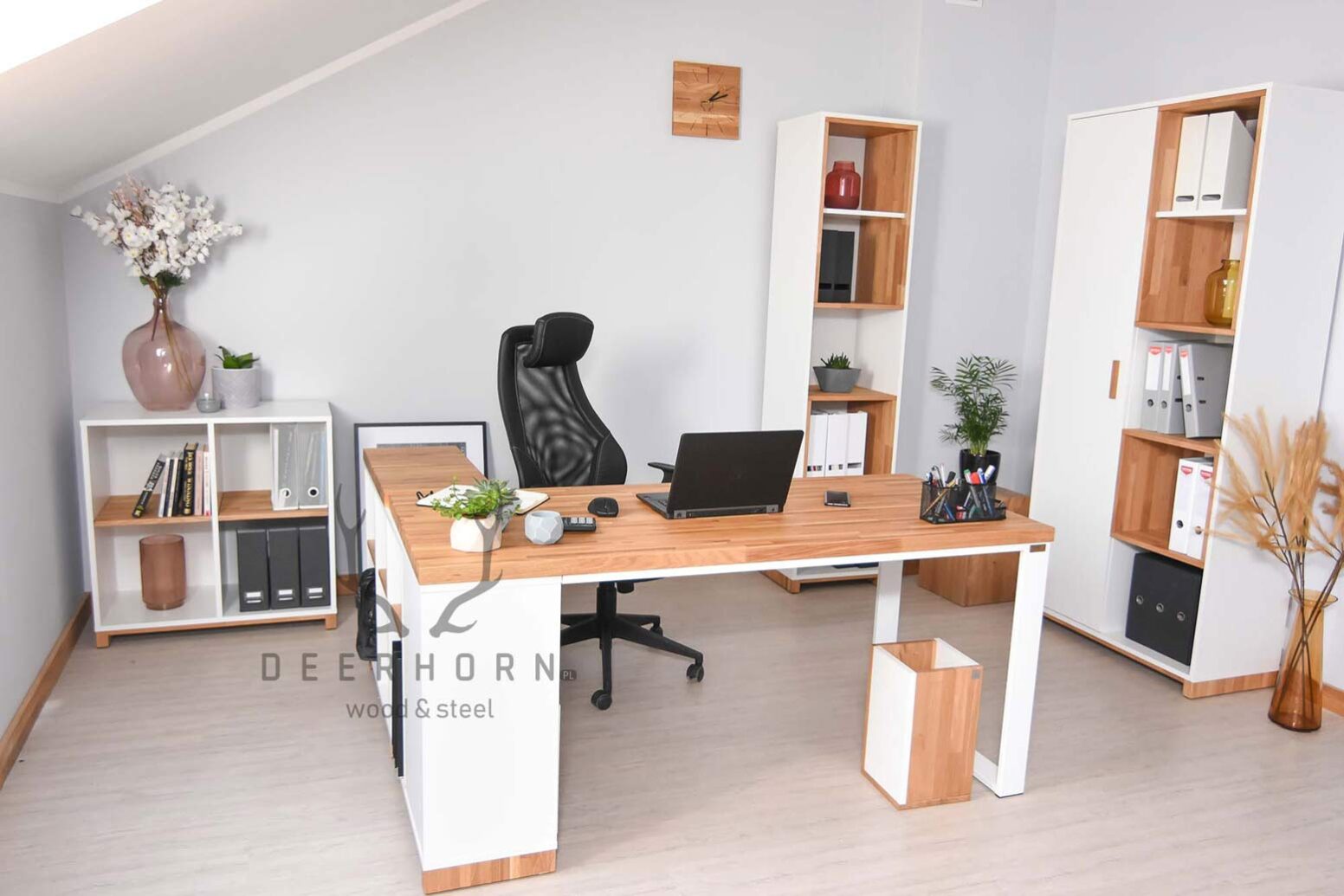 white_measures_for_the_office bílý nábytek do pracovny