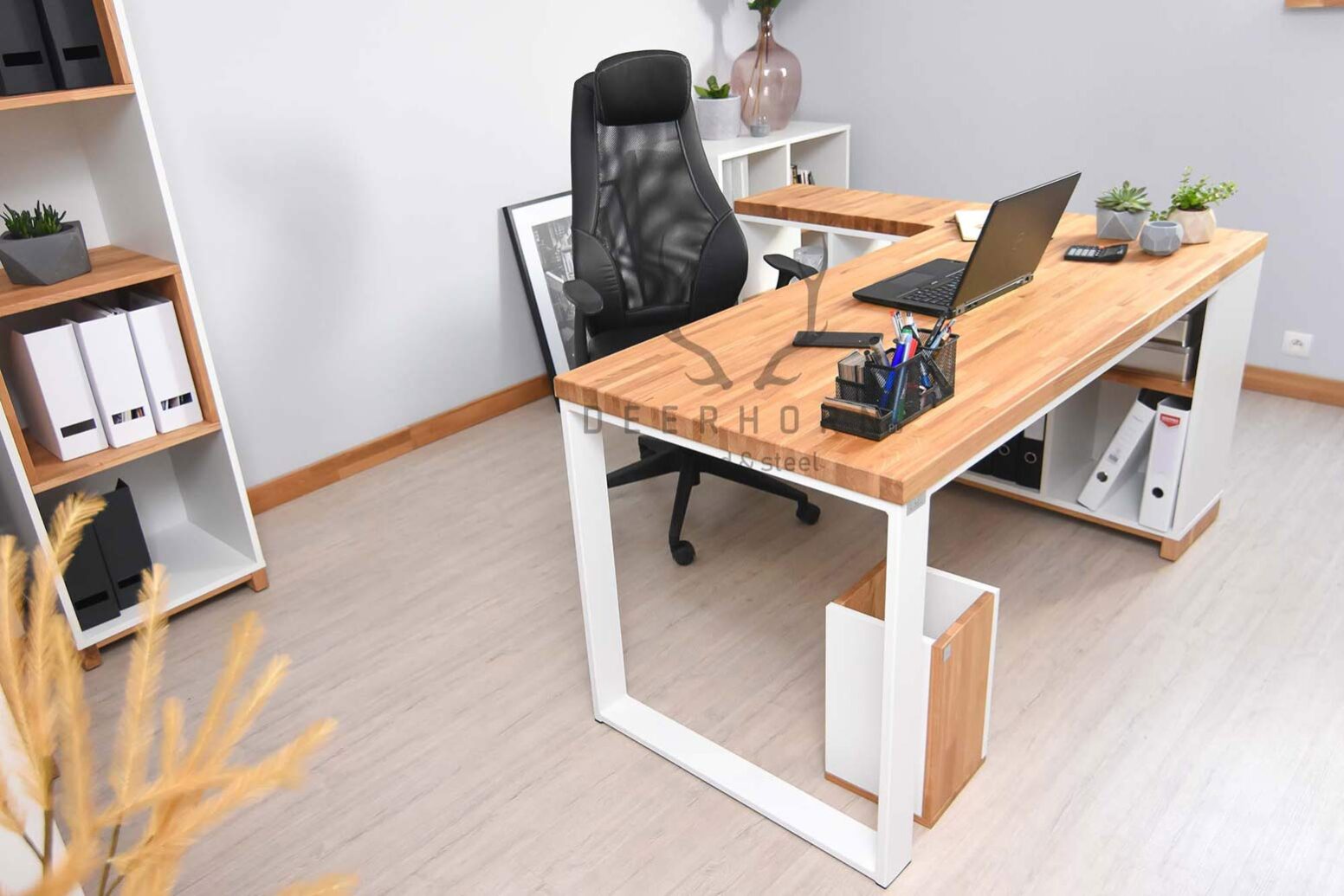 desk_white bílý stůl v podkroví