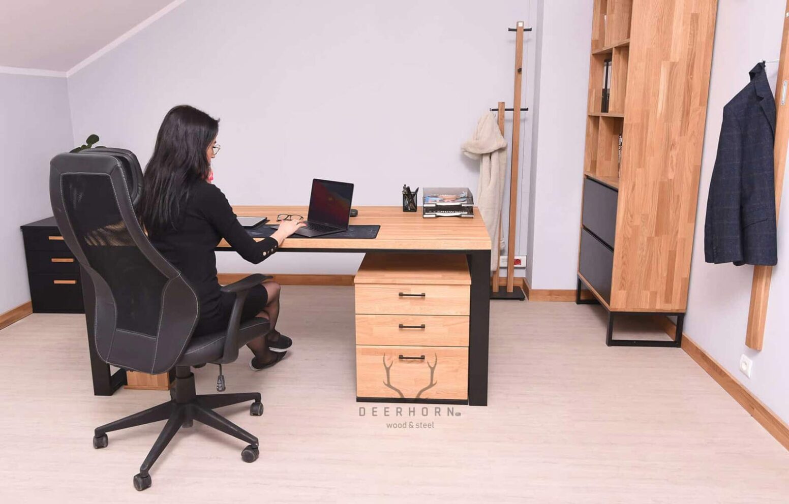 desk_with_wood_top stůl s dřevěnou deskou