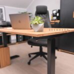 stůl s dřevěnou deskou