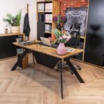 stůl s dřevěnou deskou