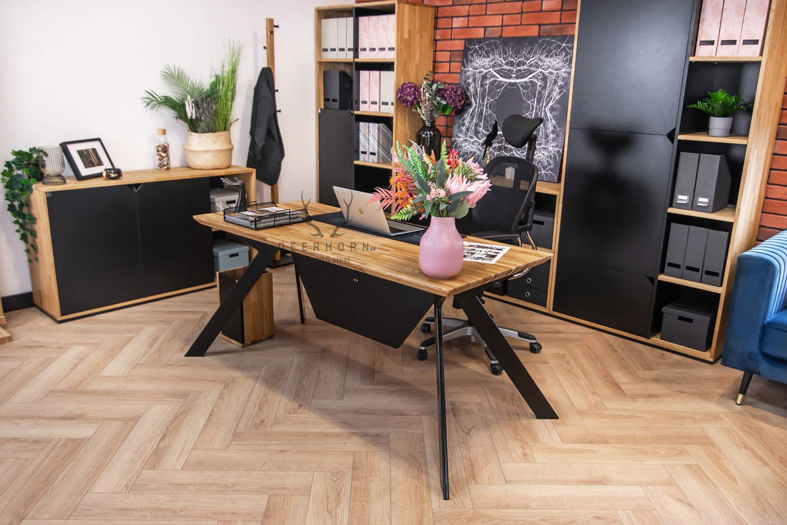 desk_with_wood_top stůl s dřevěnou deskou