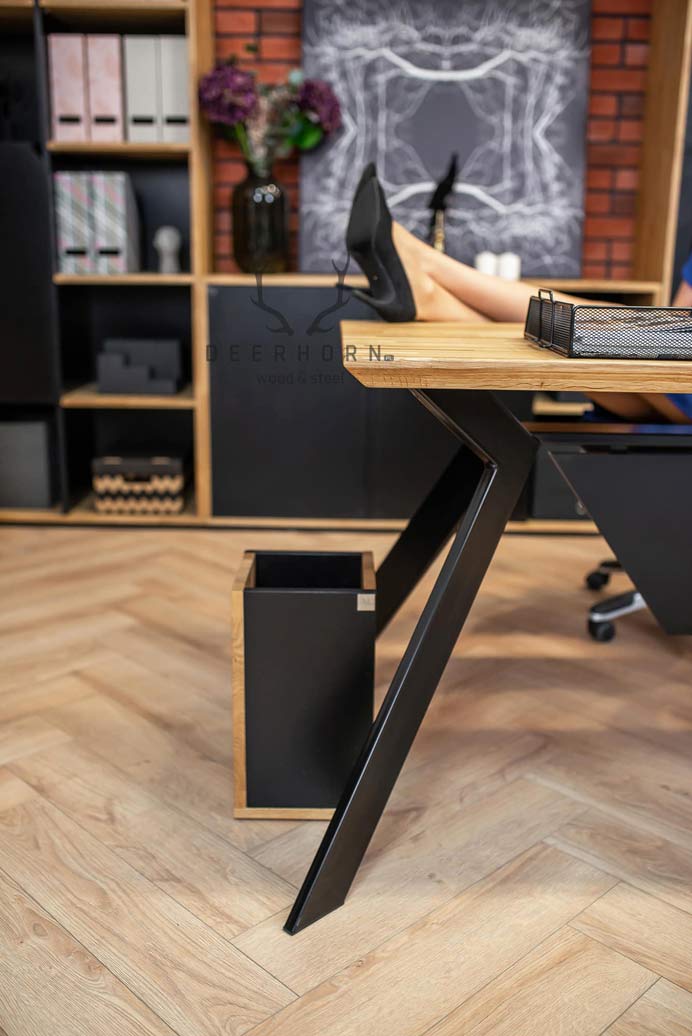 desk_with_metal_base stůl s kovovým rámem