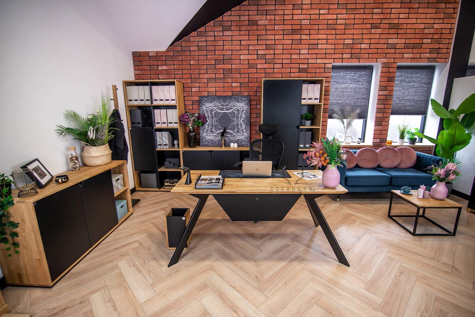 desk_with_bevel_legs stůl se šikmými nohami