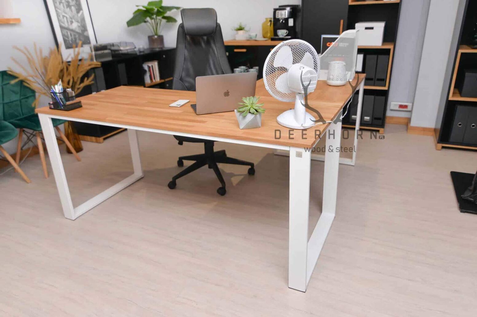 white_desk bílý stůl