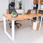 bílý stůl s dřevěnou deskou