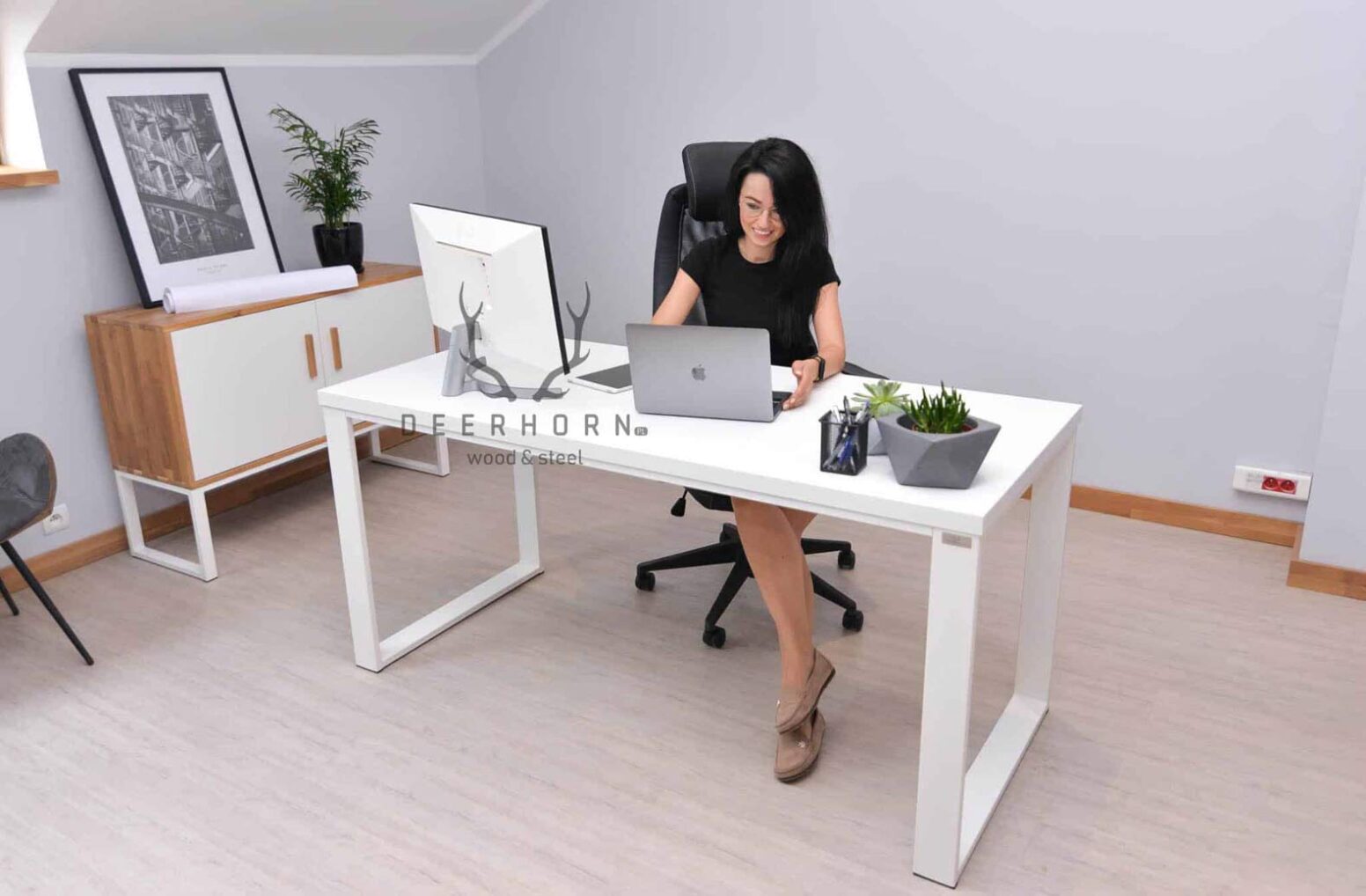 desk_in_white stůl v bílé barvě