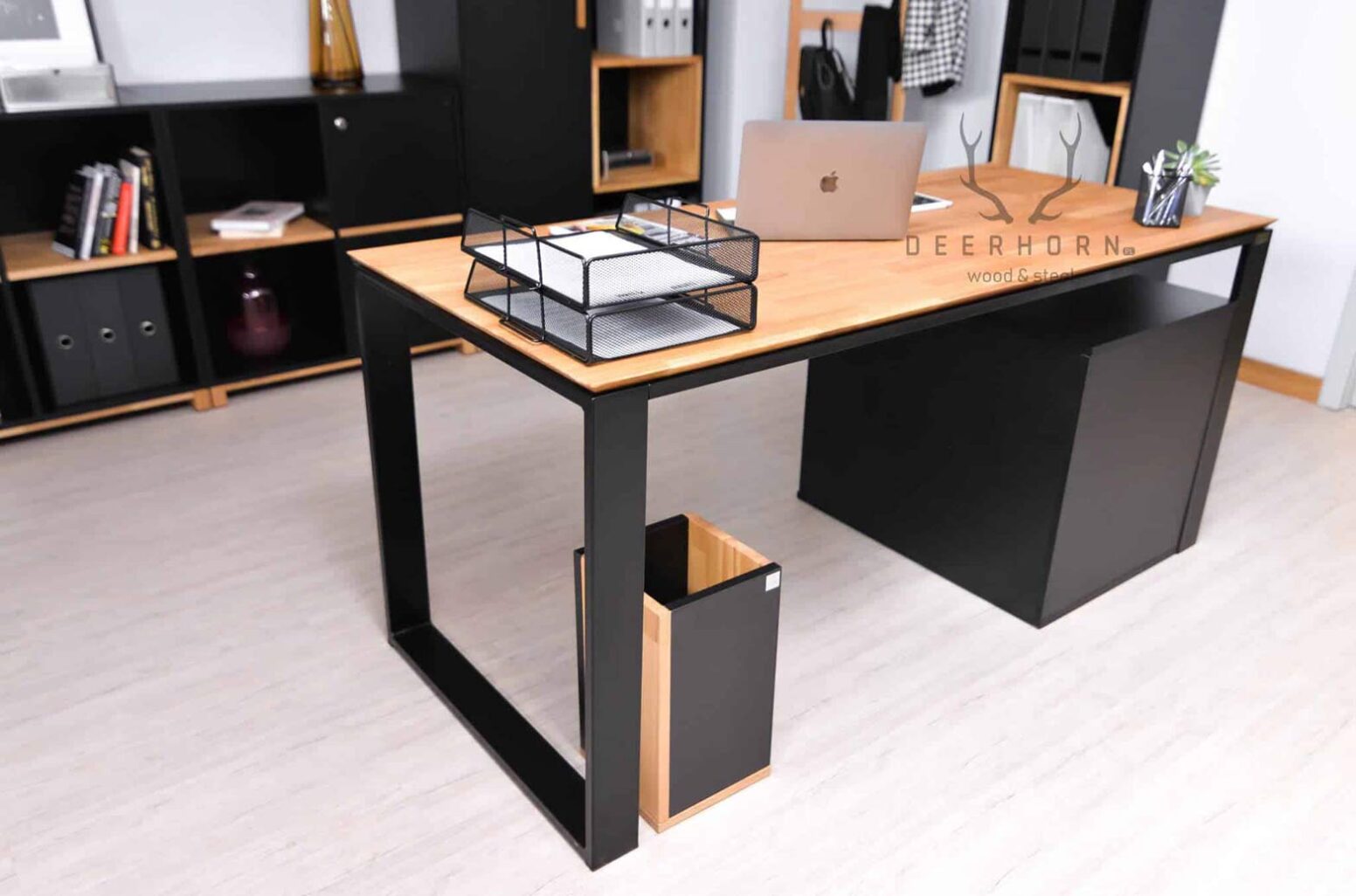 desk_with_debony_top stůl s dubovou deskou