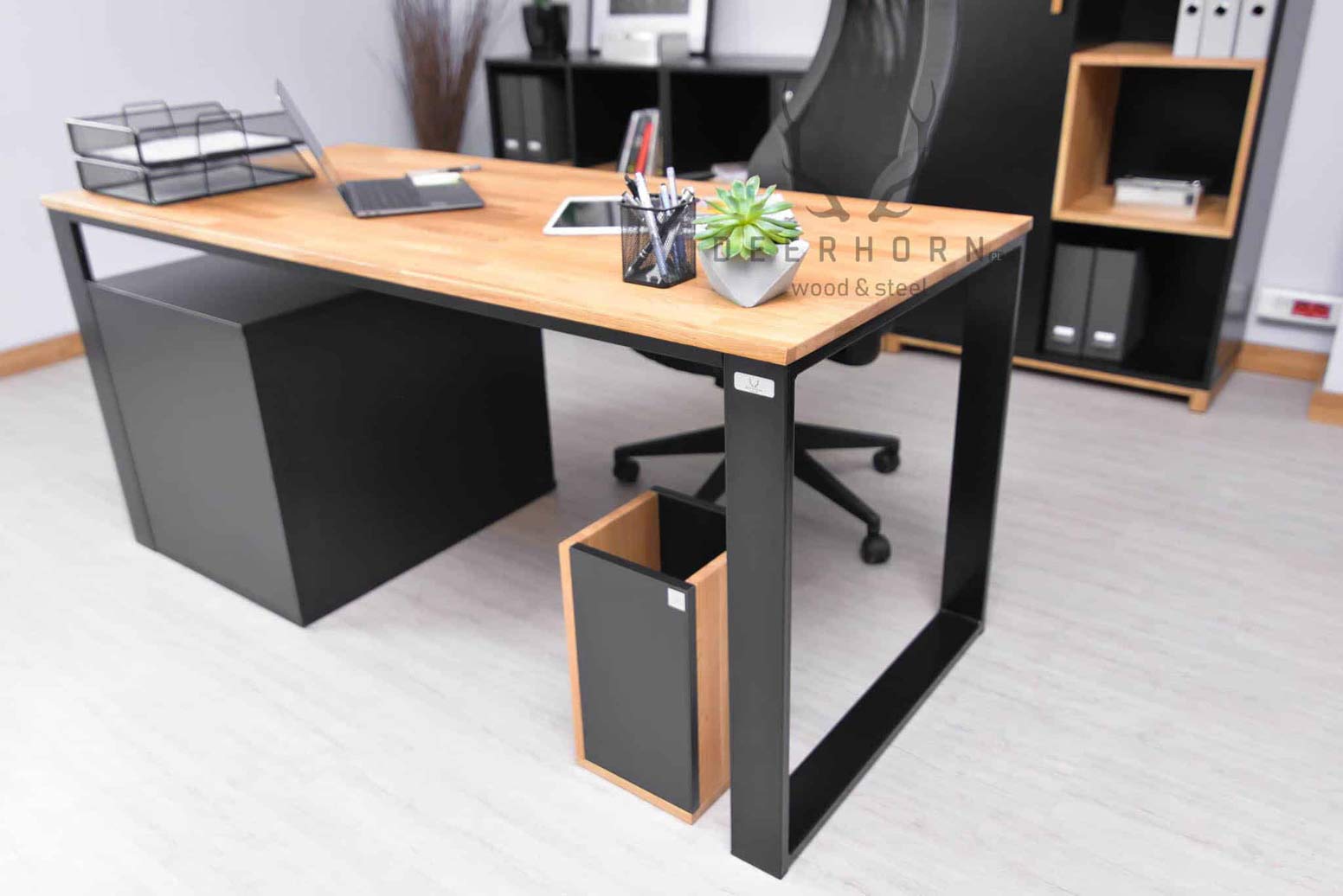 black_desk černý stůl