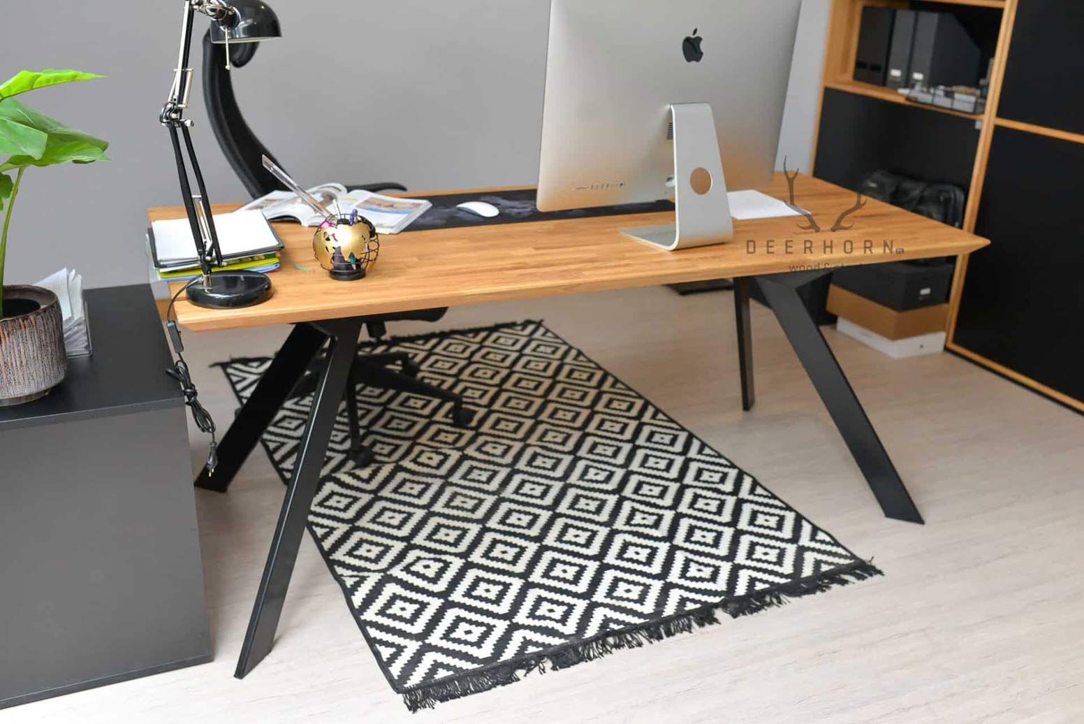 desk_with_wood_top stůl s dřevěnou deskou