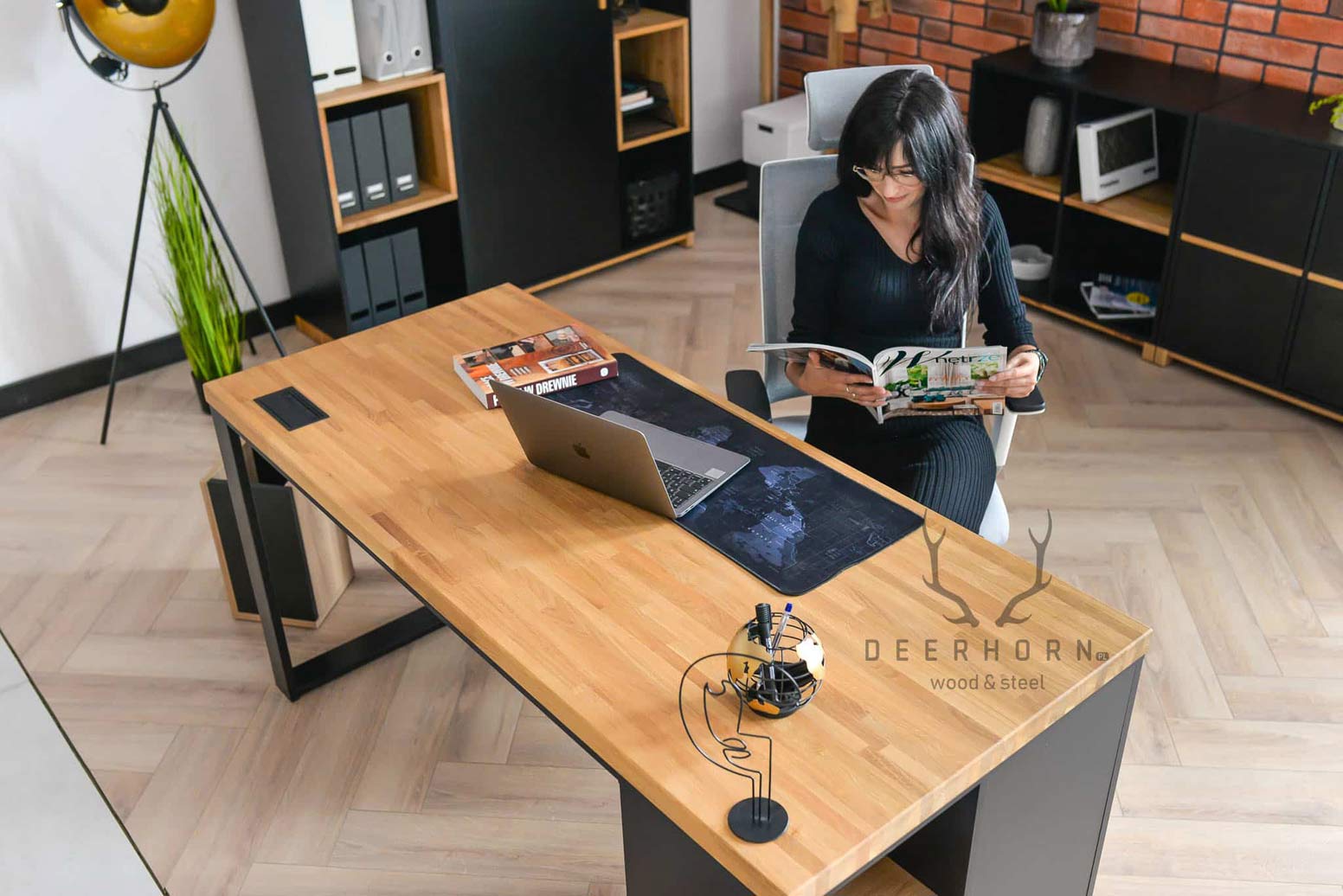 desk_with_wood_top stůl s dřevěnou deskou