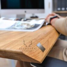 stůl s ergonomickou deskou