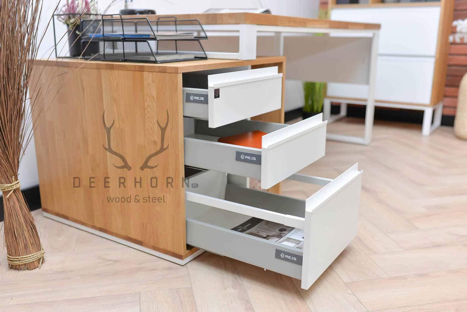 white_desk_with_drawers bílý psací stůl se zásuvkami