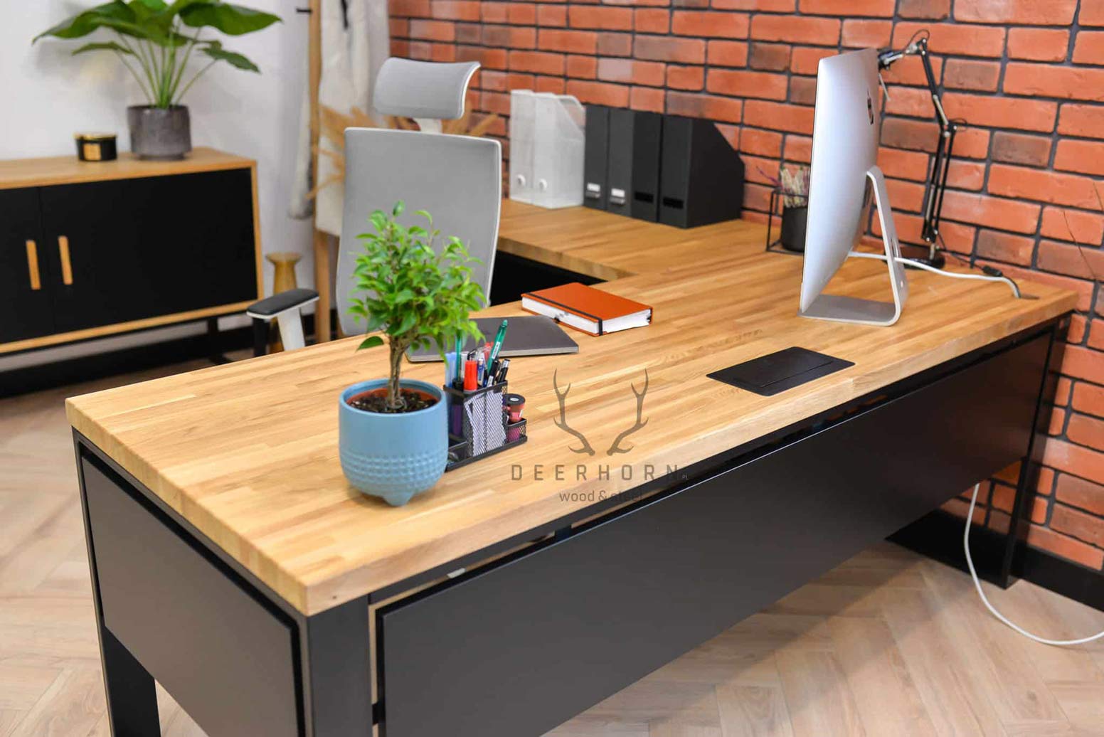 desk_loft_number rohový psací stůl v podkroví