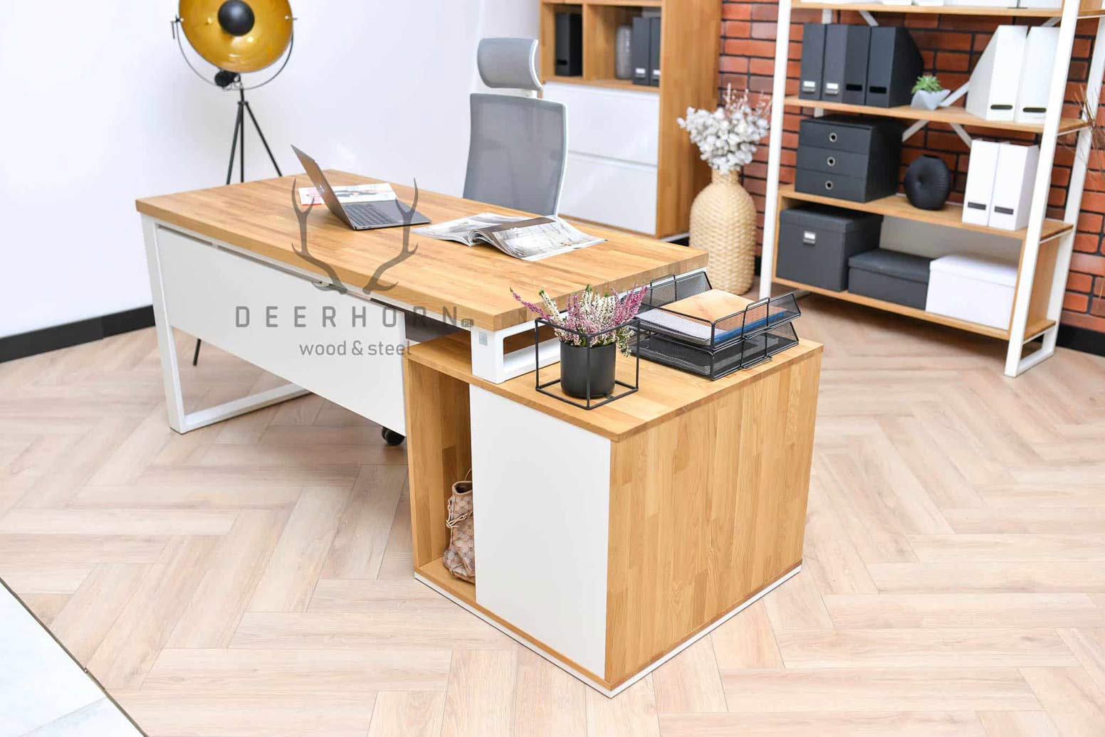 desk_with_debate_top stůl s dřevěnou deskou