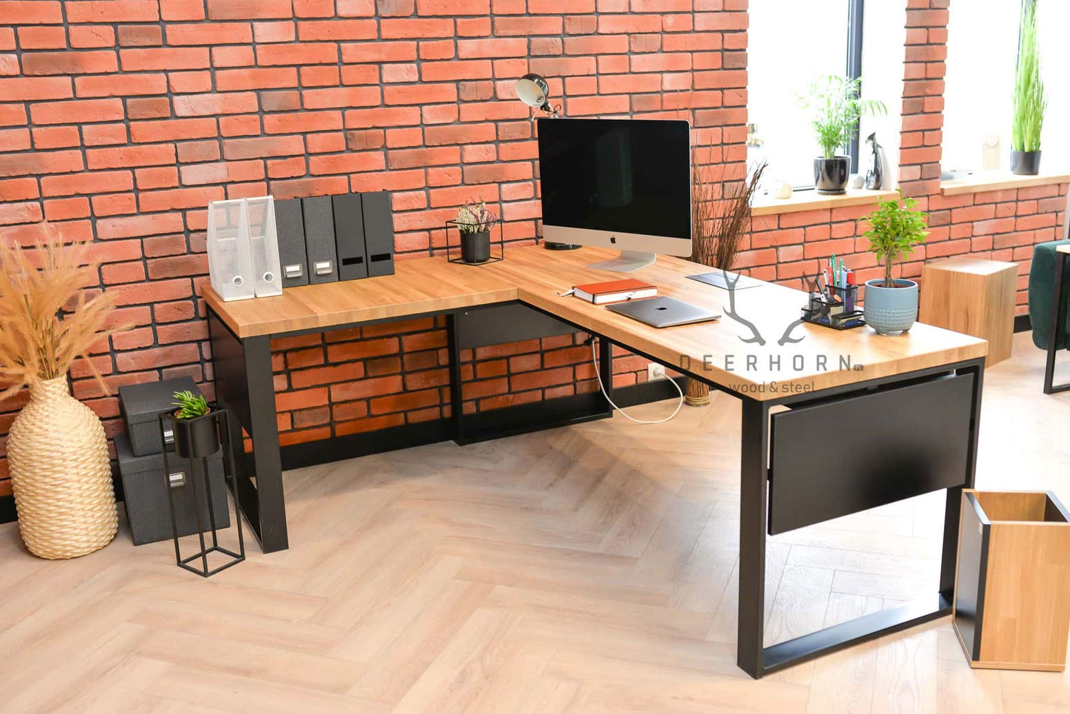 desk_with_wood_top stůl s dřevěnou deskou