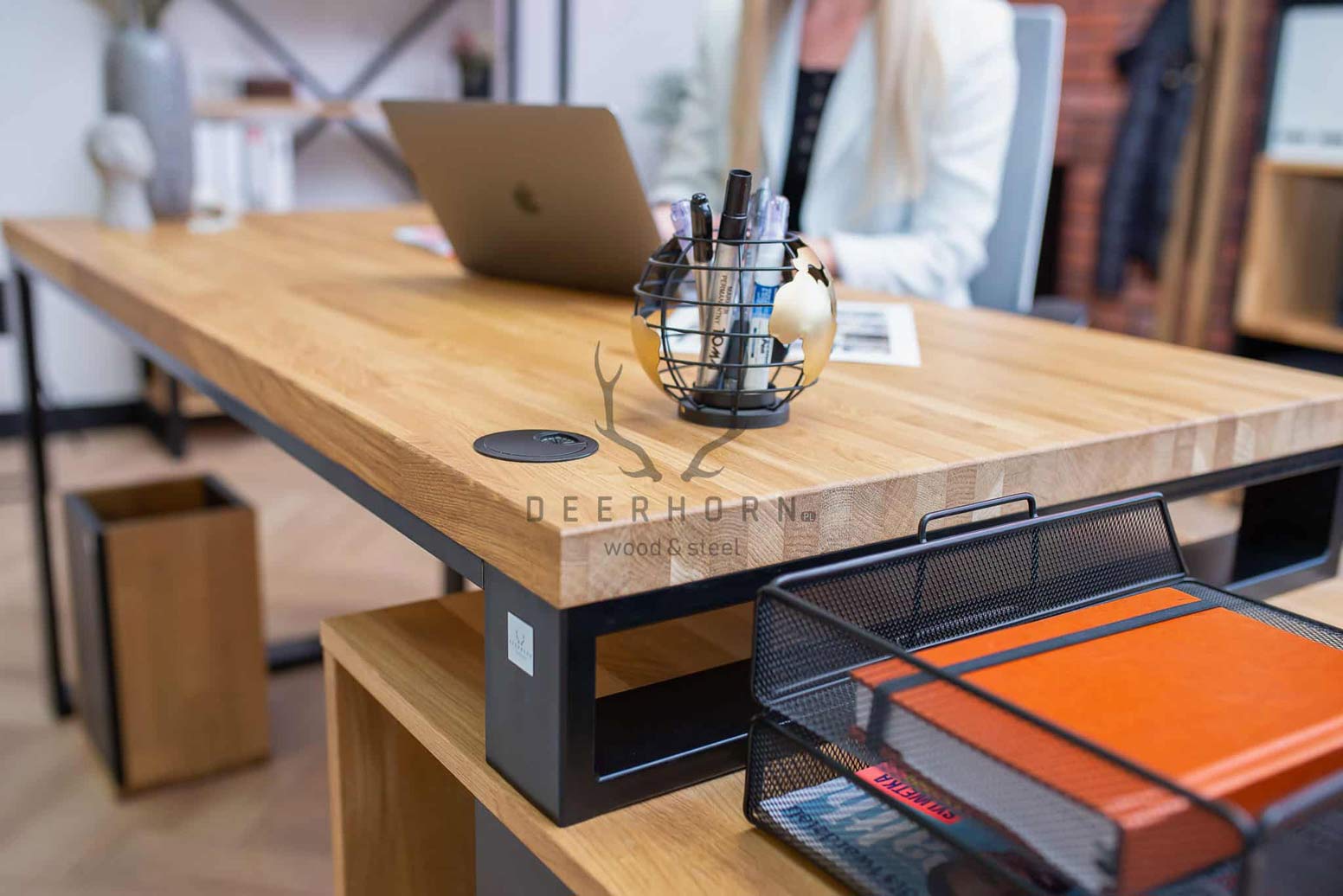 desk_with_wood_top stůl s dřevěnou deskou