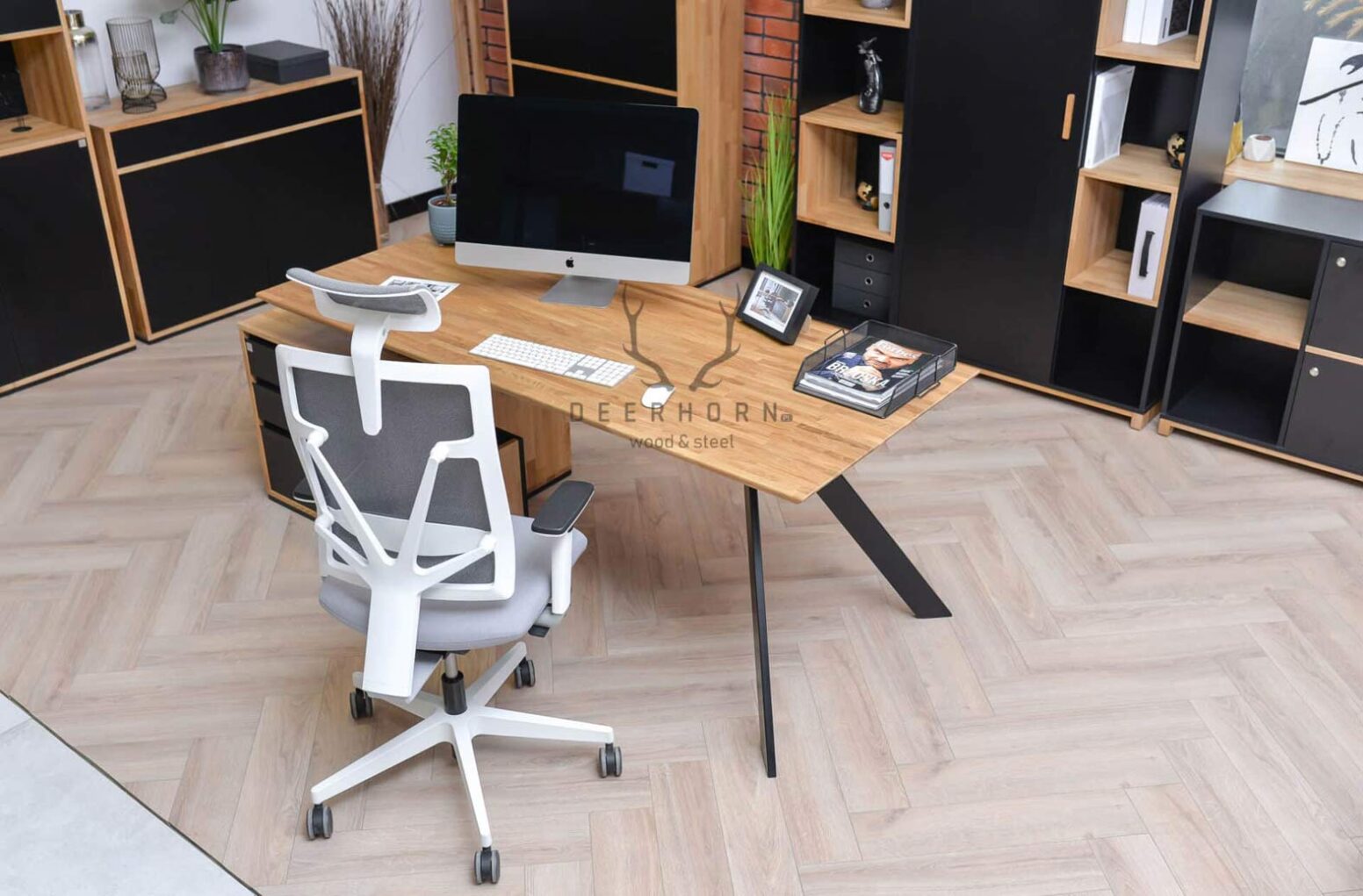 desk_with_wood_top stůl s dřevěnou deskou