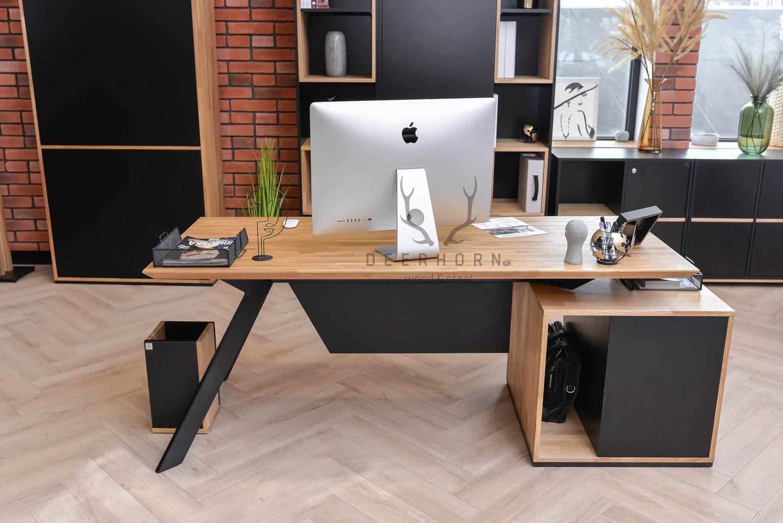 desk_with_wood_top stůl s dřevěnou deskou