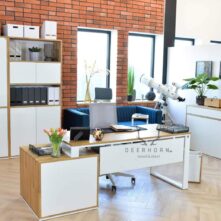 bílý stůl s dřevěnou deskou