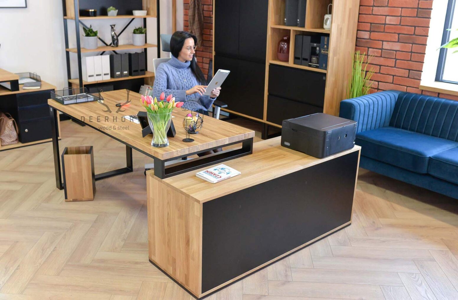 desk_wooden dřevěný stůl