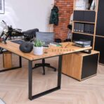 rohový stůl s dřevěnou deskou