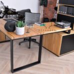 stůl s dřevěnou deskou