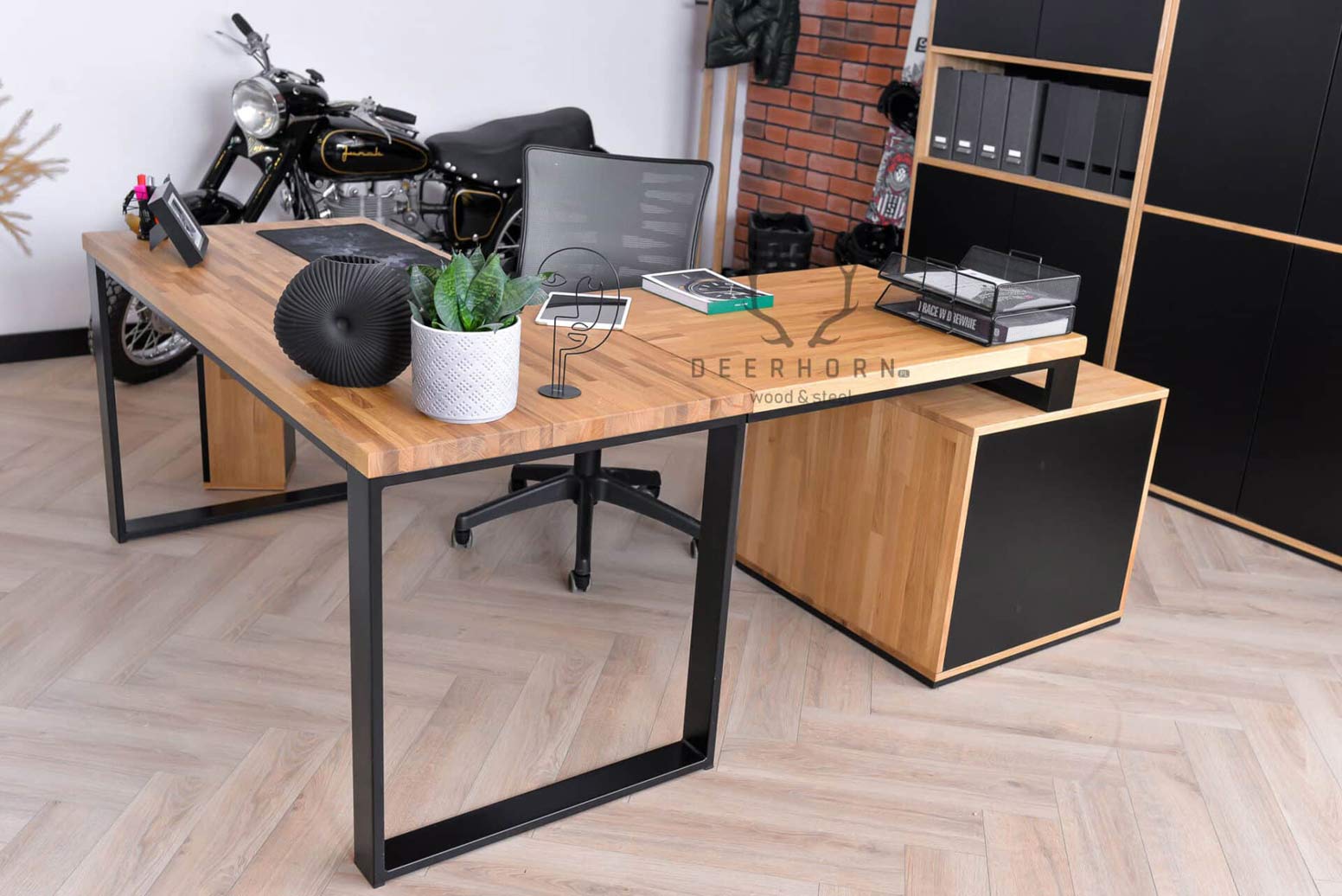 desk_with_wood_top stůl s dřevěnou deskou