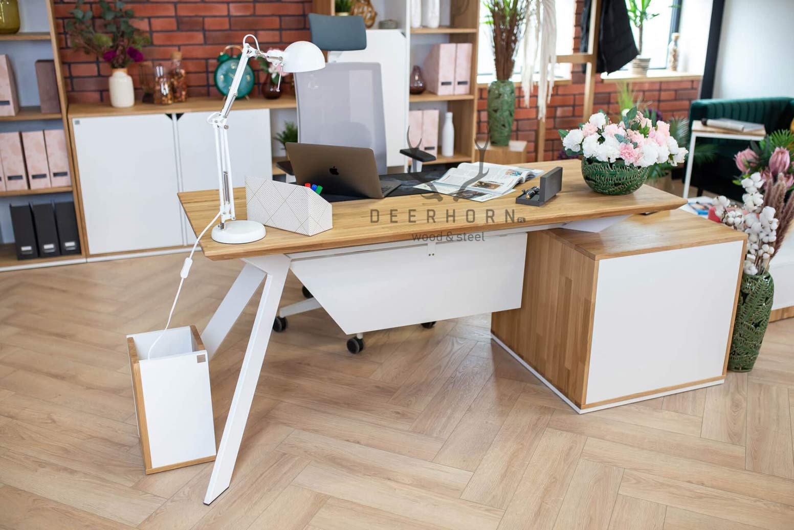 stůl_s_obrazovkou_pod_zadní_deskou stůl s krytem pod deskou